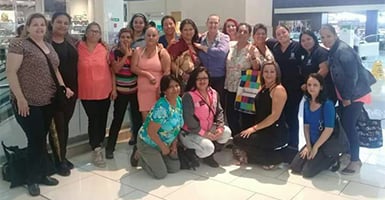 Participantes del programa Pro Mujer durante actividad grupal de autocuidado organizada por el Programa de Acción Social