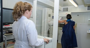 Mamografía realizada en unidad móvil de salud a paciente con acompañamiento del personal médico