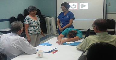 Personas adultas mayores participan en capacitación de primeros auxilios básicos del Programa de Acción Social
