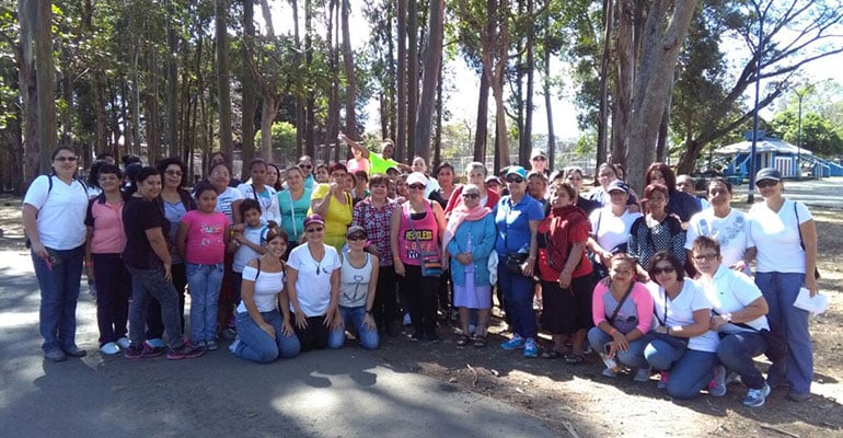 Mujeres participantes del Discipulado Raíces de Vida durante actividad conmemorativa del Día de la Mujer