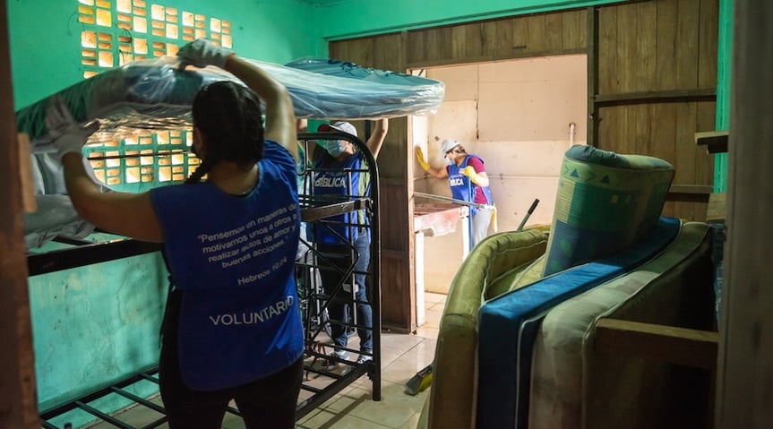 Colaboradores del hospital acomodando colchones y armando camas donadas dentro de las instalaciones del albergue para mayor comodidad de los pacientes.