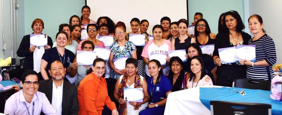 Mujeres participantes del programa Pro Mujer durante acto de graduación del Programa de Acción Social