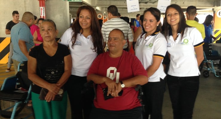 Grupo de personas posando juntas en un espacio interior durante una actividad comunitaria