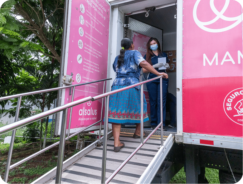 Unidad móvil de salud Alsalus atendiendo a paciente en comunidad