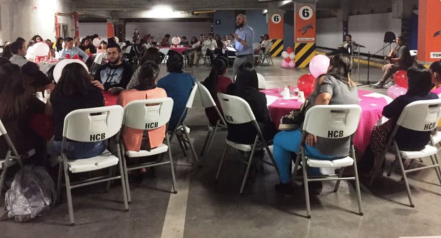 Actividad informativa del Programa de Acción Social con mujeres participantes en jornada de mamografías