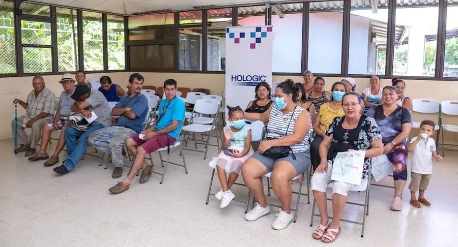 Personas de distintas edades sentadas en una sala de espera durante una jornada de atención comunitaria.