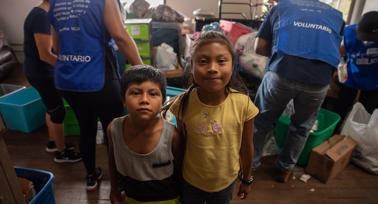 Niños de la comunidad Cabécar sonríen durante la jornada de voluntariado y entrega de donaciones en el albergue.