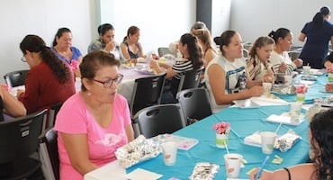 Participantes del programa Pro Mujer durante sesión grupal del Programa de Acción Social del Hospital Clínica Bíblica