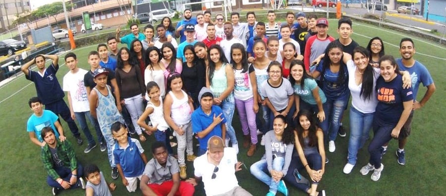 Niños y jóvenes participantes del Proyecto Ejes de Vida durante actividad recreativa tipo rally