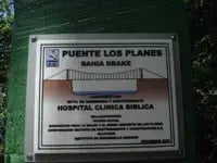 Placa informativa del Puente Los Planes en Bahía Drake instalada por el Hospital Clínica Bíblica