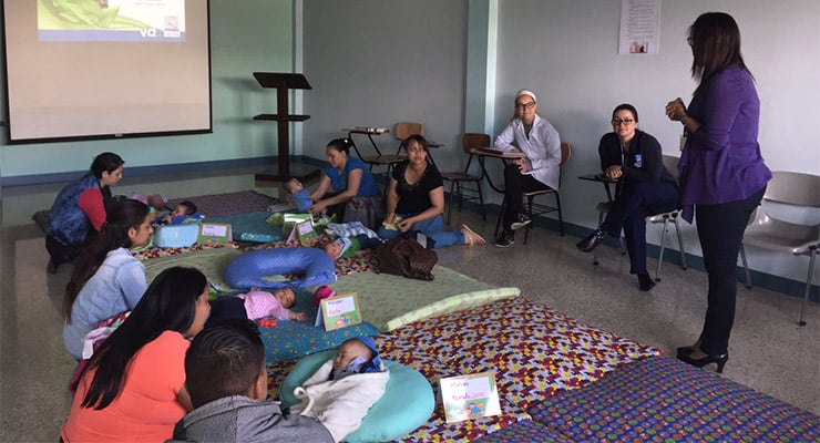 Padres y bebés participan en taller de masaje infantil del programa ADECI del Programa de Acción Social