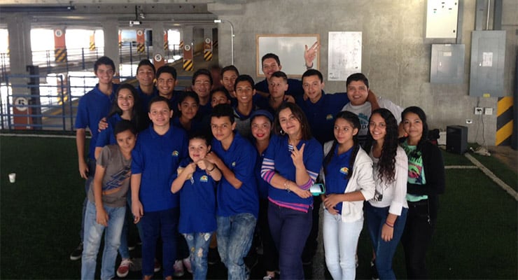 Jóvenes participantes del programa Compas durante actividad recreativa organizada por el Programa de Acción Social