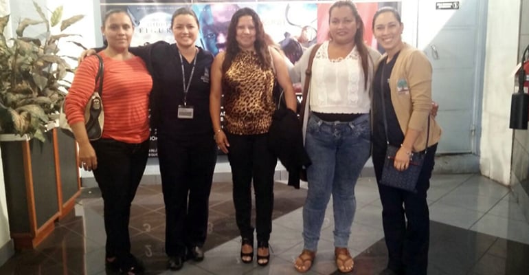 Participantes del programa Pro Mujer durante actividad de conmemoración del Día Internacional de la Mujer