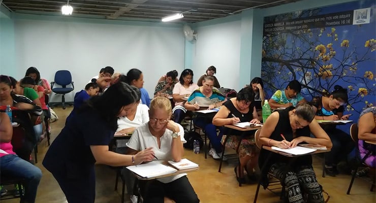 Mujeres participantes del programa Pro Mujer durante sesión socioeducativa del Programa de Acción Social