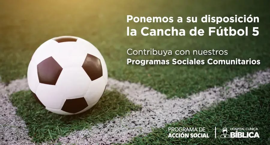 Balón de fútbol sobre una cancha de césped con líneas blancas, acompañado de texto promocional sobre la disponibilidad de una cancha de Fútbol 5.