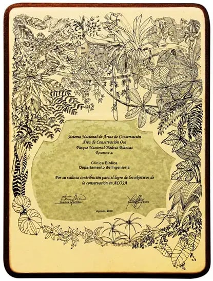 Reconocimiento enmarcado con diseño botánico otorgado al Departamento de Ingeniería de Clínica Bíblica