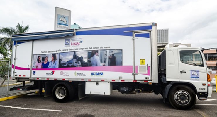 Unidad Móvil Lazos del Hospital Clínica Bíblica equipada para realizar mamografías en comunidades del país