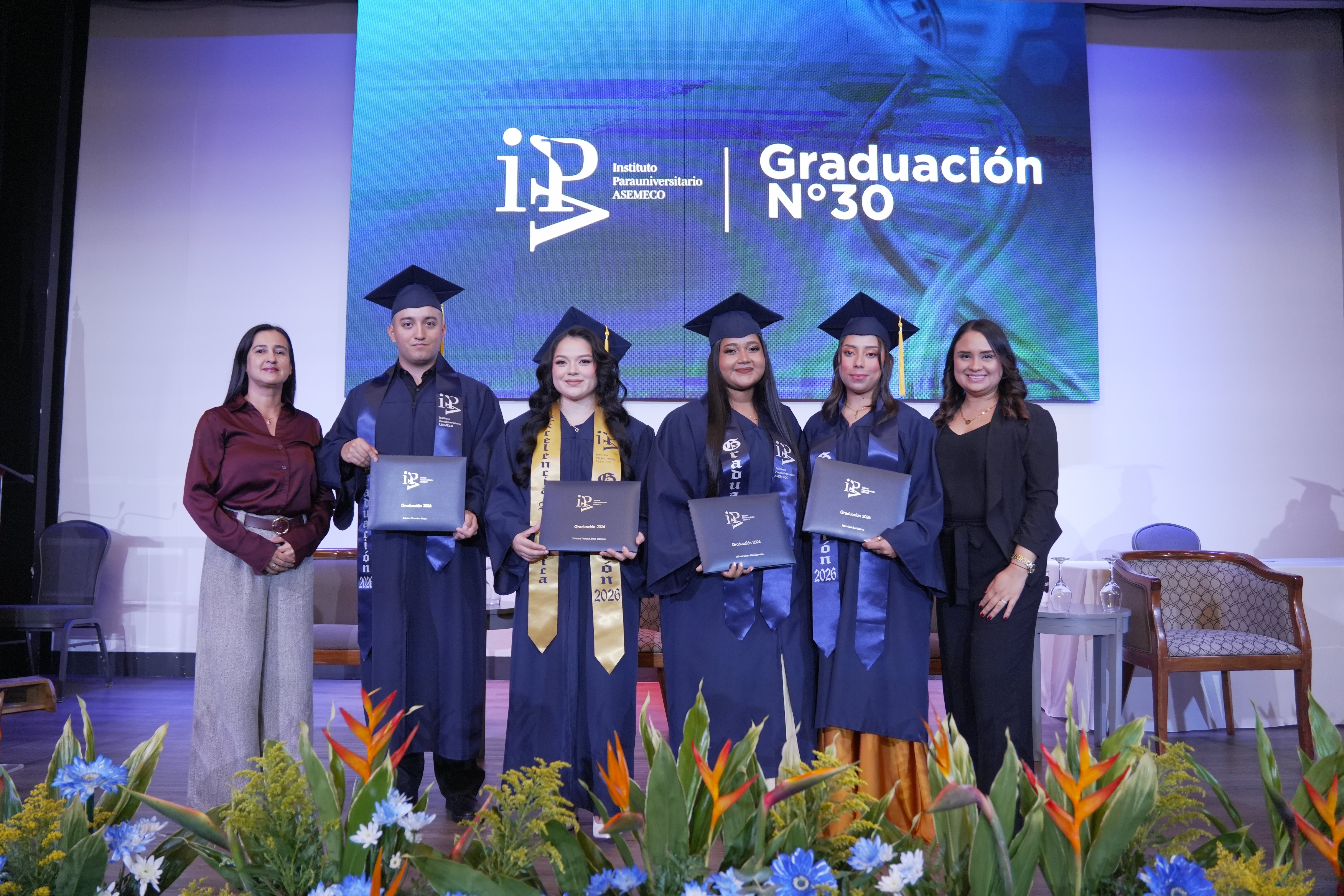 Más mujeres construyen su futuro en carreras STEM gracias a becas