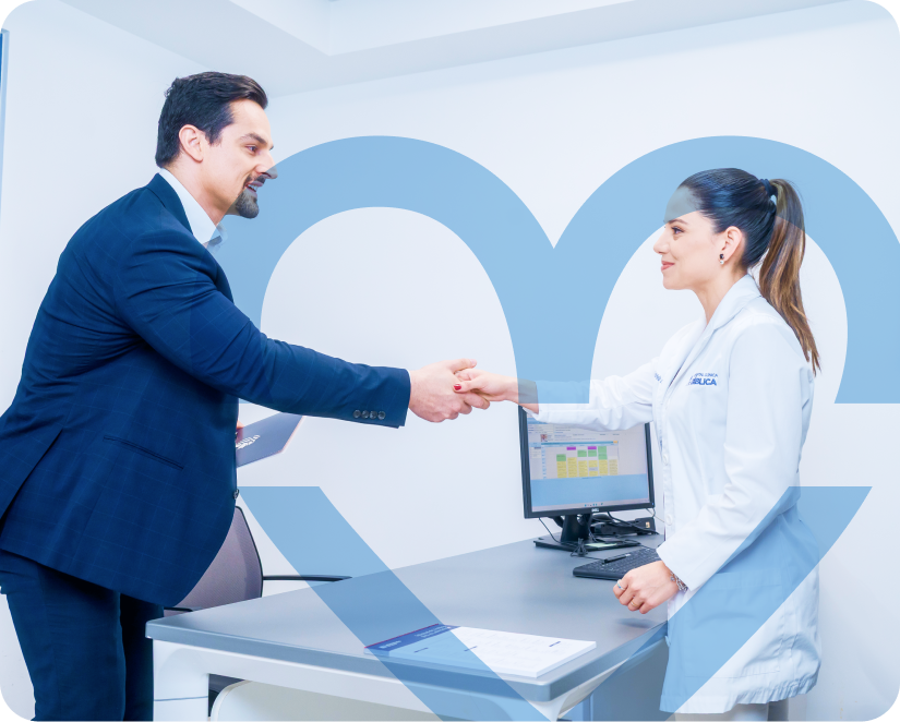 Médica estrechando la mano de un paciente en un consultorio durante una cita.