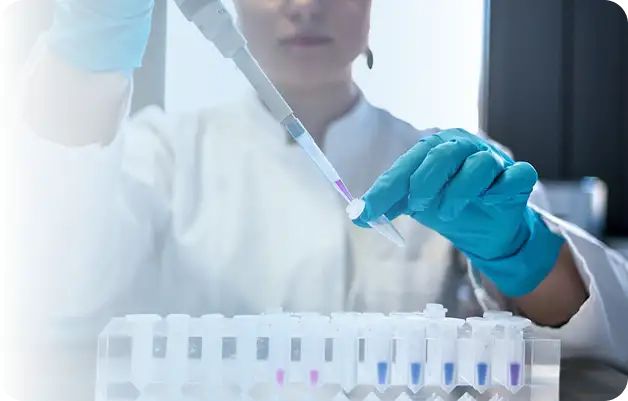 Especialista de laboratorio manipula muestra con micropipeta y tubos de ensayo Especialista de laboratorio manipula muestra con micropipeta y tubos de ensayo